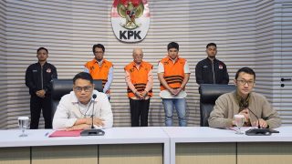 KPK Tahan Tiga Tersangka Korupsi Pengadaan Katalis di PT Pertamina (Persero) TA 2012- 2014
