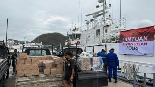 Polri Berangkatkan Bantuan Kemanusiaan ke NTT untuk Bantu Korban Banjir dan Longsor