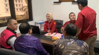 Kejagung RI Serahkan 8 Tersangka dan Barang Bukti Perkara Minyak Mentah PT Pertamina ke JPU Kejari Jakpus