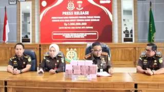Kejari Tanjungpinang Serahkan Uang Pengganti Rp 1,5 Miliar Dalam Perkara Korupsi Pembangunan Studio LPP TVRI Kepri
