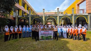 Polres Inhil Gelar Tanam Bibit Pohon Di SMAN 1 Tembilahan Hulu