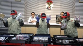 KPK Tahan Tersangka Perkara Importasi Barang Di Direktorat Jenderal Bea Dan Cukai