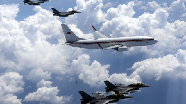 HUT TNI AU, Pesawat Kepresidenan Presiden Prabowo Dikawal Empat F-16 dan Dua T50 Golden Eagle