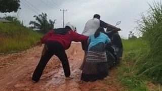 Warga Keluhkan Jalan Tanah Kuning Dan Rusak Menuju UPT IBT Tak Kunjung Diaspal