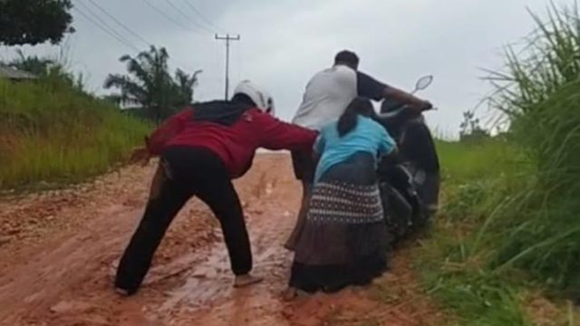 Warga Keluhkan Jalan Tanah Kuning Dan Rusak Menuju UPT IBT Tak Kunjung Diaspal
